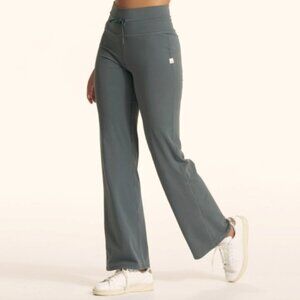 Vuori Daily Wideleg Leggings – Style #489, Size Large, Olive Green